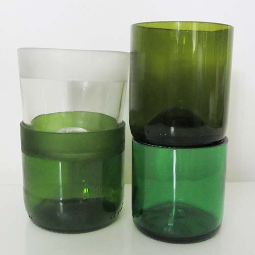 I was a bottle: Glas-Flaschen - Lampen und Leuchten, Laternen, Gläser, Vasen, Gefäße, Behälter und Schalen aus Glas, Gläser-Set: 4er-Set Gläser Mixed Green White 2 Satin, gemischtes 4er Gläser-Set aus einem Glas aus Weiß- und 3 Gläsern aus Grünglas, zwei mit satiniertem Rand